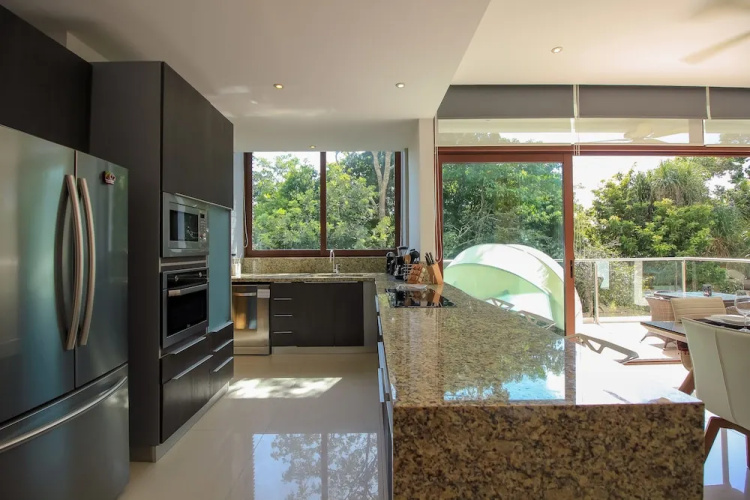 Luxury & Modern Condo by Olahola