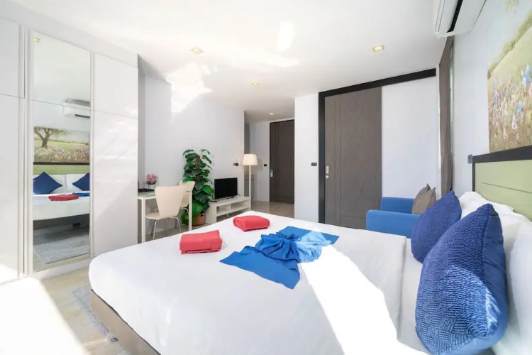 Vibrant Beach Life at Kata Villa UTK4