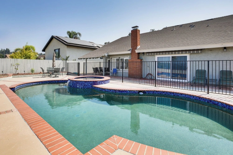 4 Bedrooms Cottage with balcony