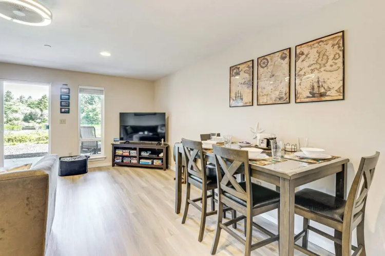 Morning Hikes & Beach Nights: Canalfront Condo!