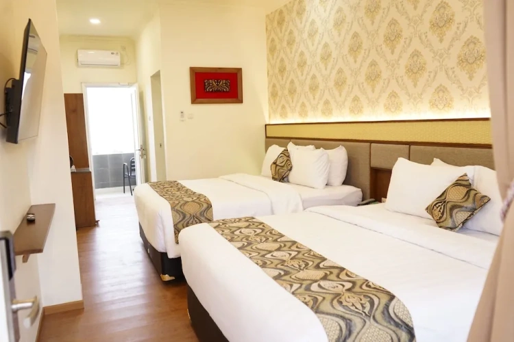 Standard Twin room with balcony and with pool view