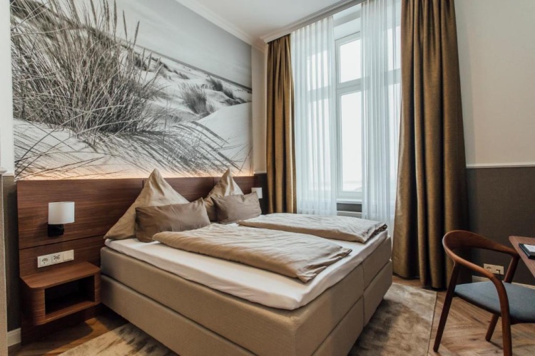 Standard Double room with partial sea view