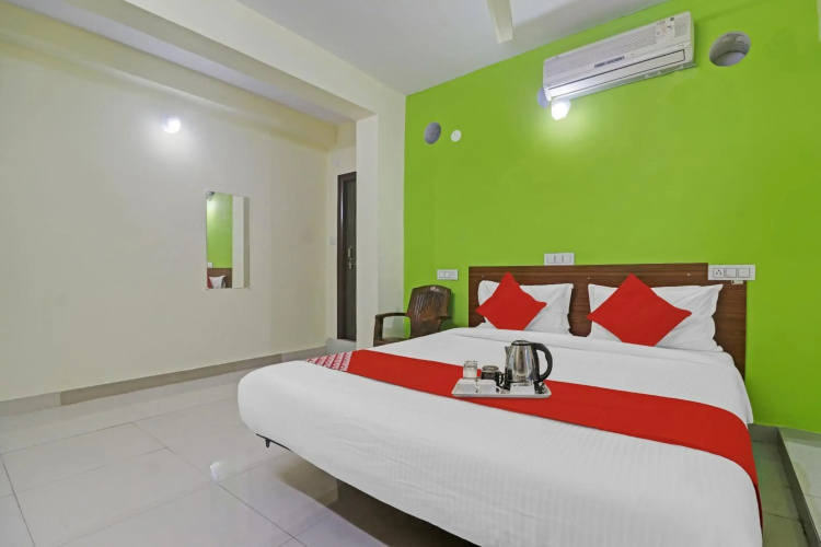 Super OYO 90936 Dk Reddy Square