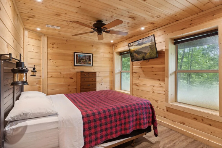 Blue Hawk Hideaway 3 Bedroom Cabin by RedAwning