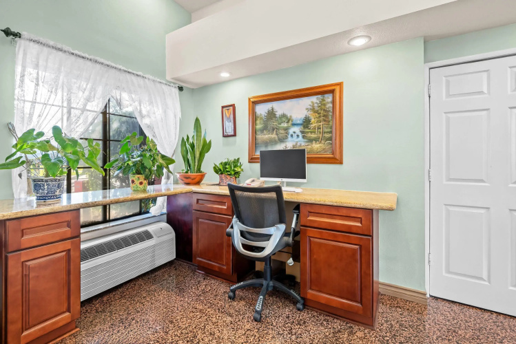 Howard Johnson by Wyndham Pasadena