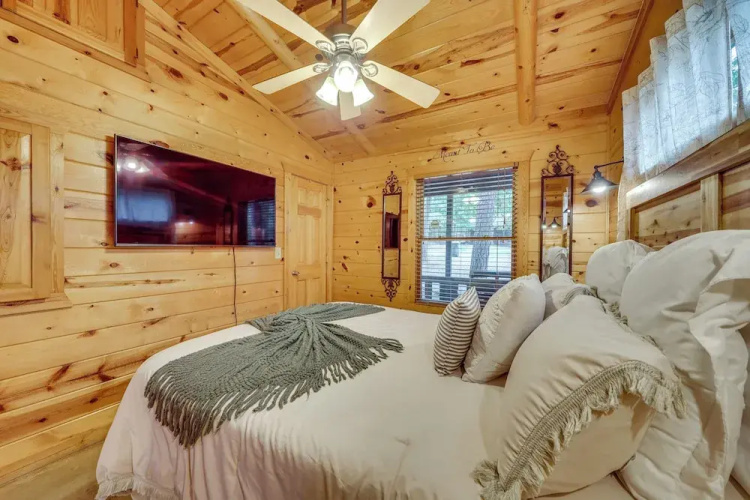 Hot Tub & Deck: Broken Bow 'azalea House'