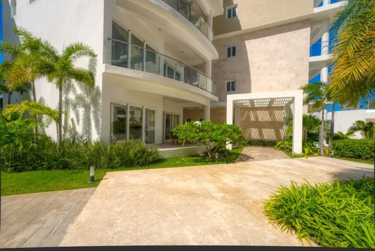 Unique Modern Condo with Beach Access