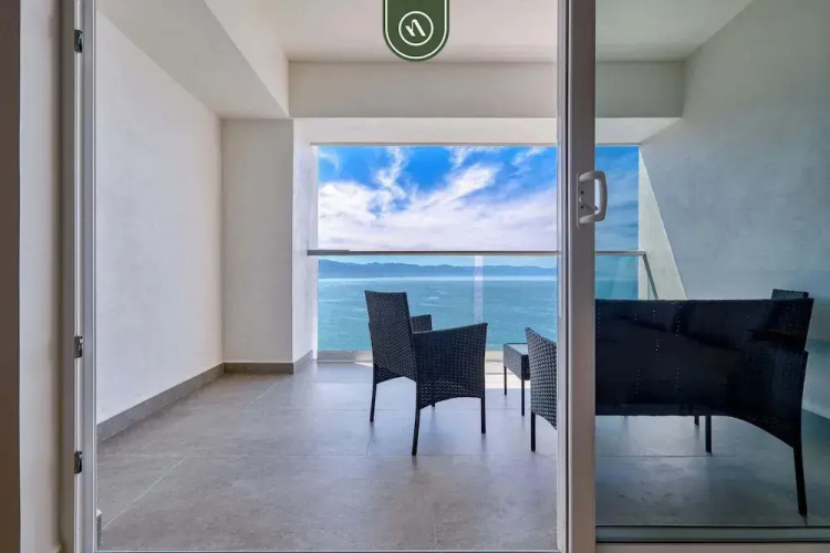 New Oceanfront 1 BR Condo - Gym - Beach - Pool