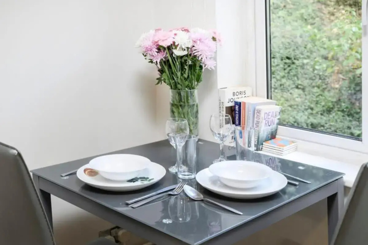 One bedroom central Slough with parking