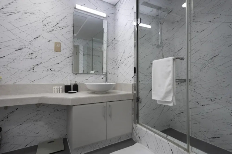 Luxe 1BR w Palm Skyline View Easy Mall Access