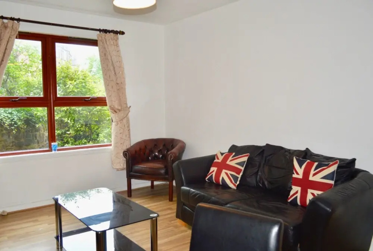 Spacious 2 Bedroom Ground Floor Flat in Leith