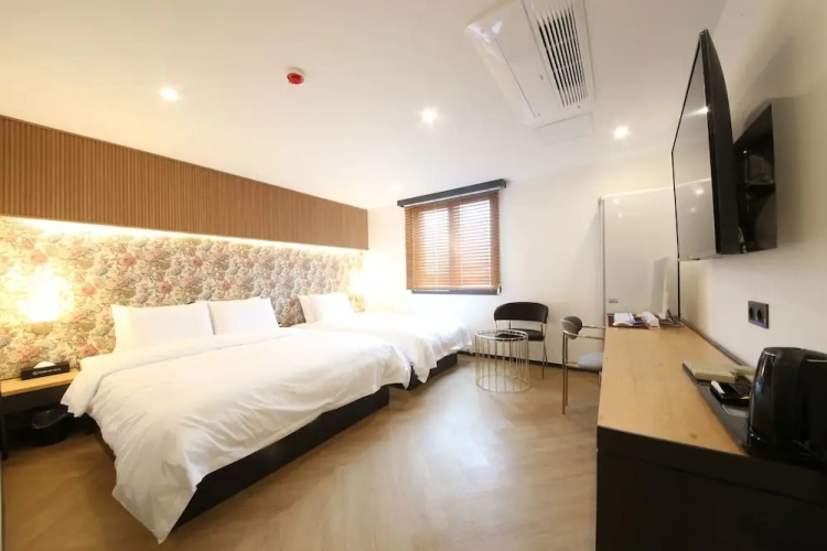 Deluxe Twin room with partial ocean view