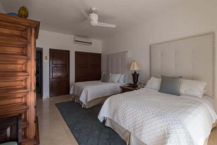 Outstanding Beachfront for up to 15 People: Villa Delfines