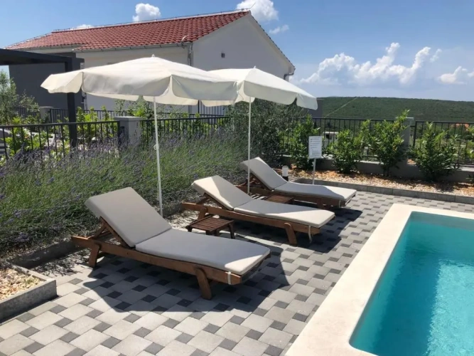 4 Bedrooms Villa