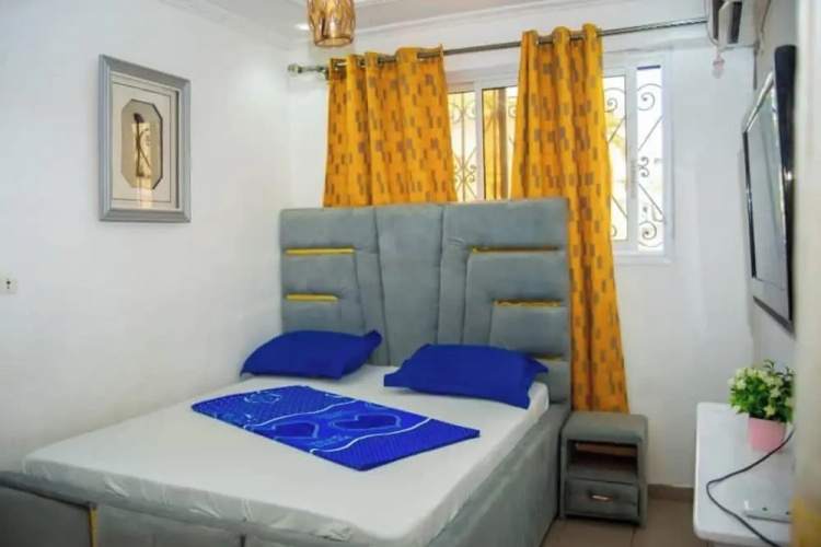 2 Bed Apt Sleeps 5 - Wifi, Parking, Balcony