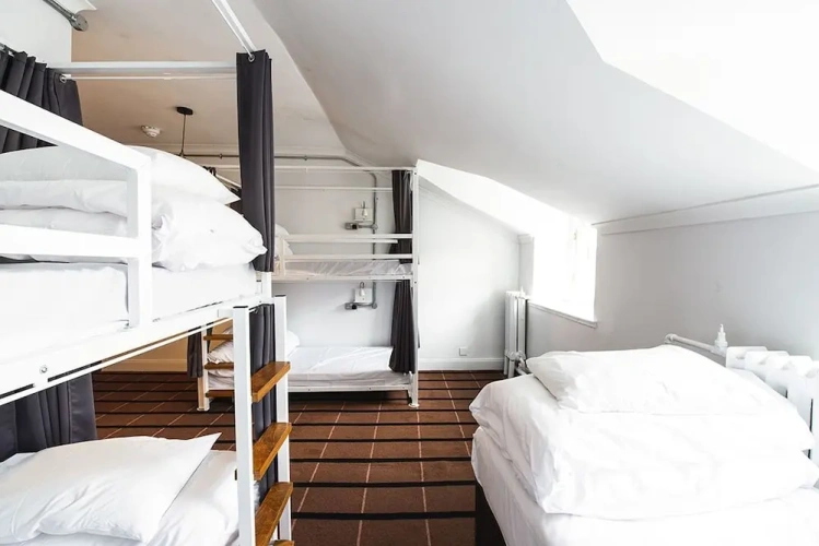 Quintuple room