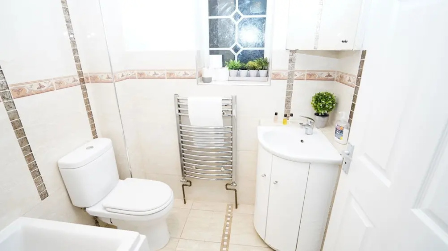 4Bed Spacious House Free Parking