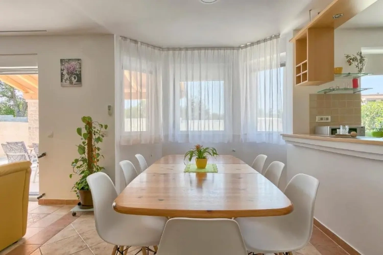 5 Bedrooms Cottage