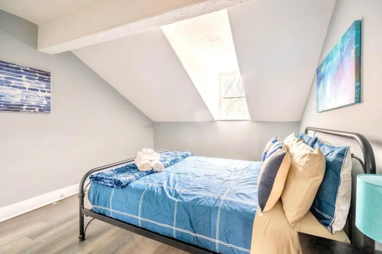 Charming 2BR Apartment - Downtown Hamilton