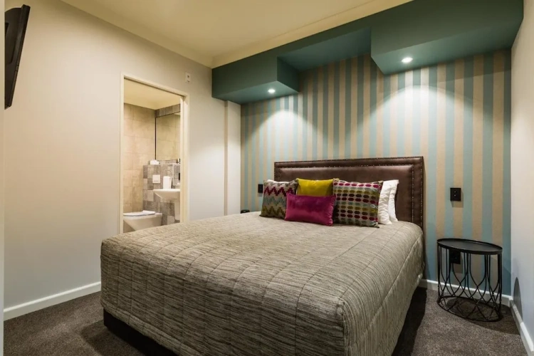 2 Bedrooms Art Deco Suite