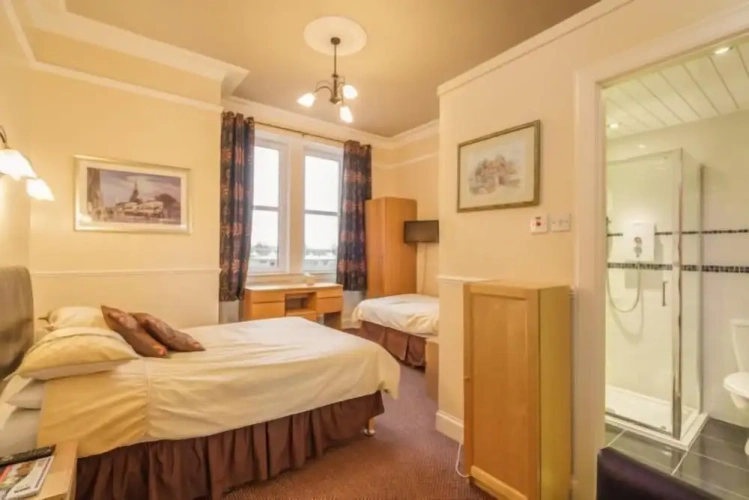 Standard Triple room