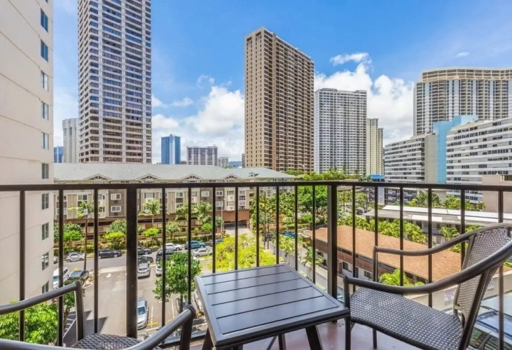 Spacious & Sophisticated Palms Studio Condo by RedAwning, Honolulu