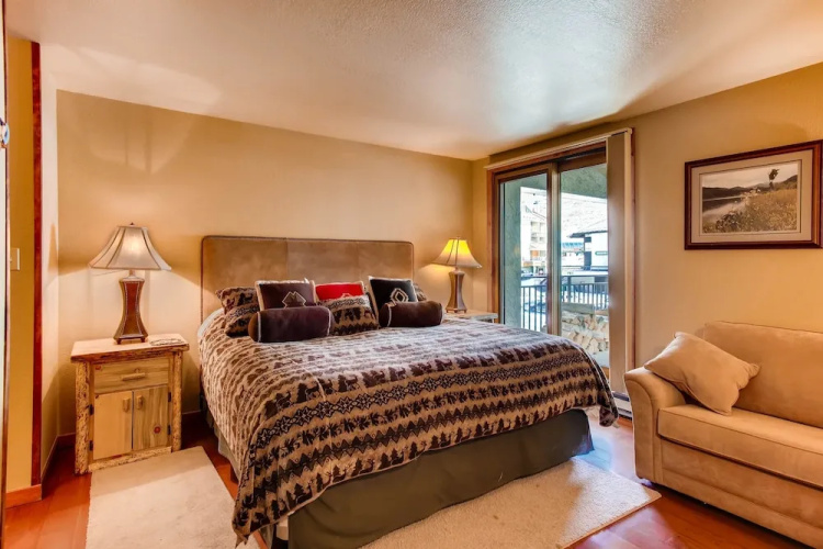 Recently Remodeled 2 Br Condo Condo