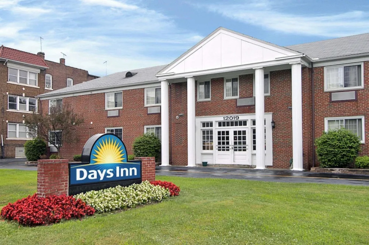 Days Inn By Wyndham Cleveland Lakewood - 