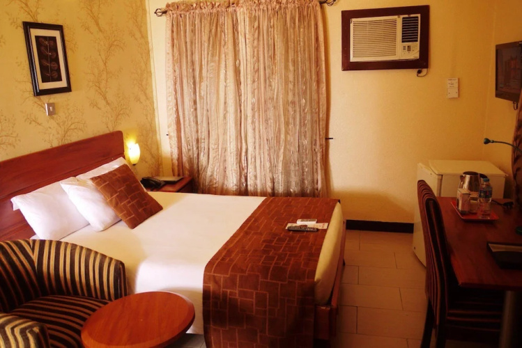 De-vine Plus Hotel and Suites
