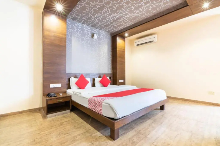 Compact Maple Leaf by OYO Rooms