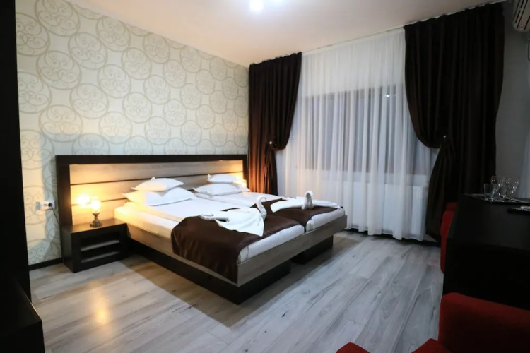 Riverside Hotel