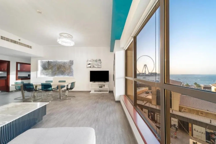 4 Bedrooms Apartment with sea view