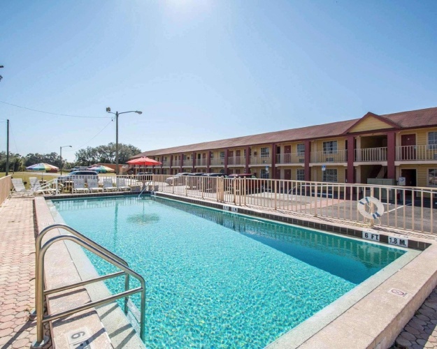 Econo Lodge Inn & Suites Maingate Central photo 16