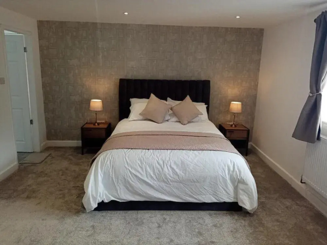 Central Guest Room - En-suite, Parking
