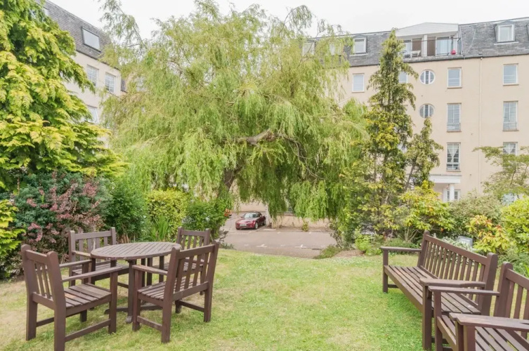 Stunning 2 bed near Haymarket with pool