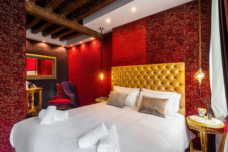 Superior room with balcony and with canal view