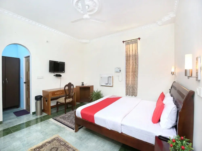 OYO 15710 Hotel Vikrant