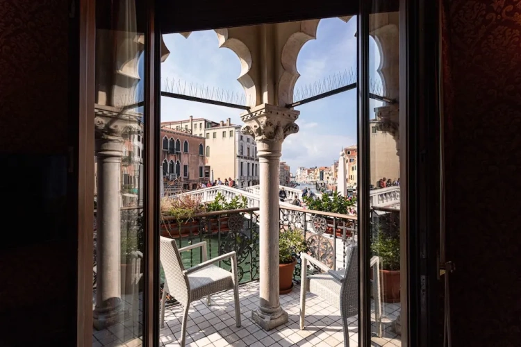 Superior room with balcony and with canal view