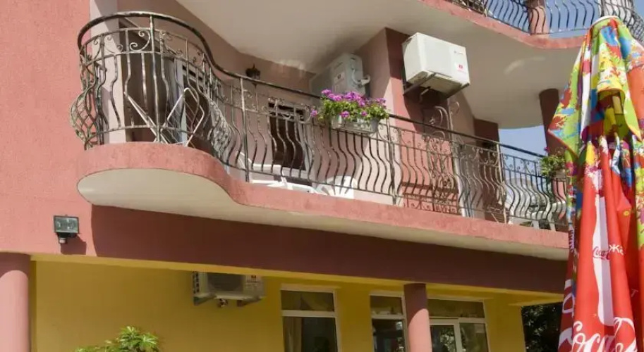 Vromos Guest House