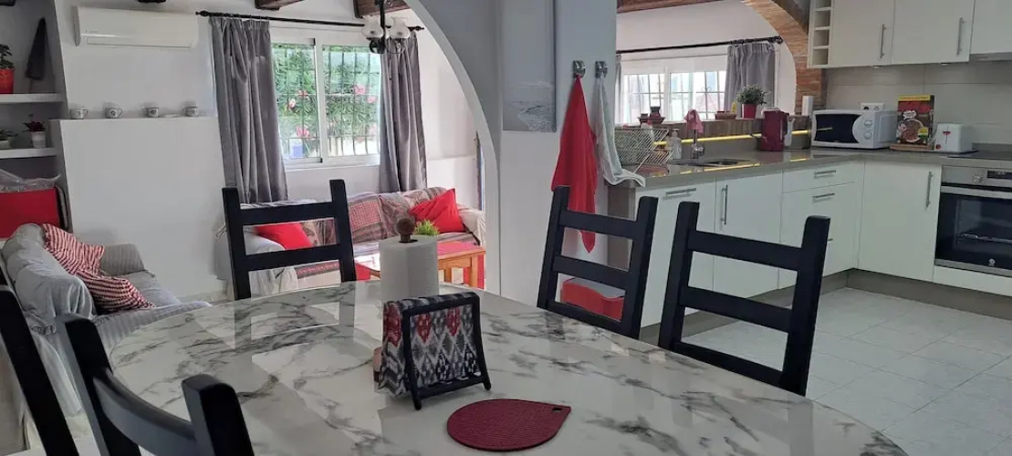 2 Bed Villa - Sleeps 5 - Private Pool & Garden