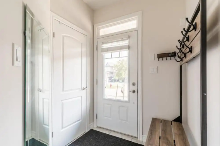 Modern Lakeshore 3BR 3BA TH Free Parking BBQ
