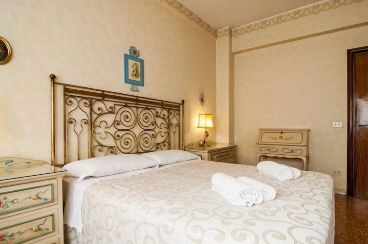 Aurelio&Vaticano Elegant Flat