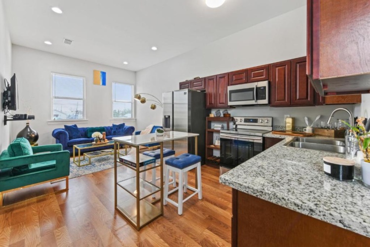 3 Bedrooms Apartment