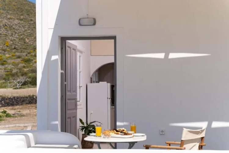 Red Beach Harmony suites Modestos
