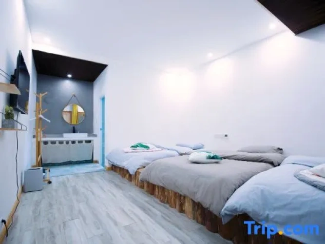 Standard Triple room with courtyard view