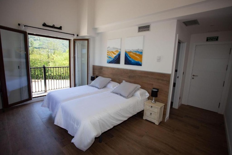 Standard Triple room with balcony