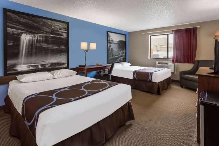 Super 8 by Wyndham Dubuque