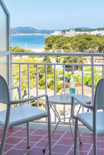 Standard Twin room with partial sea view