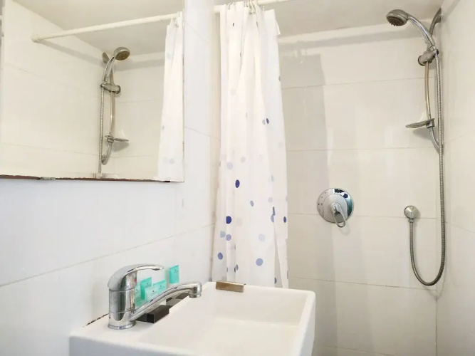 AirTLV Centrally Located Studio With Gallery