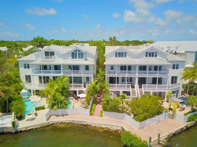 Cottage with balcony and with bay view